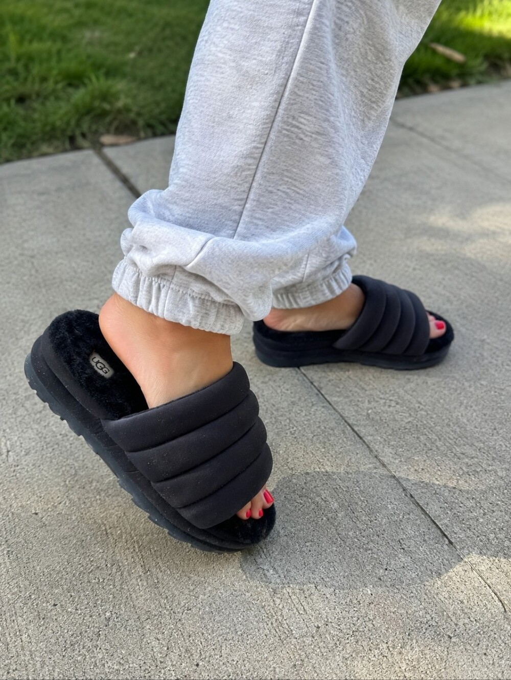 UGG Maxi Slide Sandals Size 8